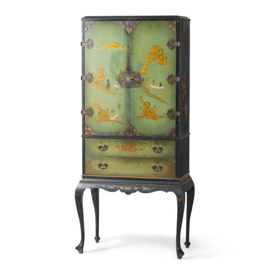 Early 20th Century Charming Chinoiserie Cabinet